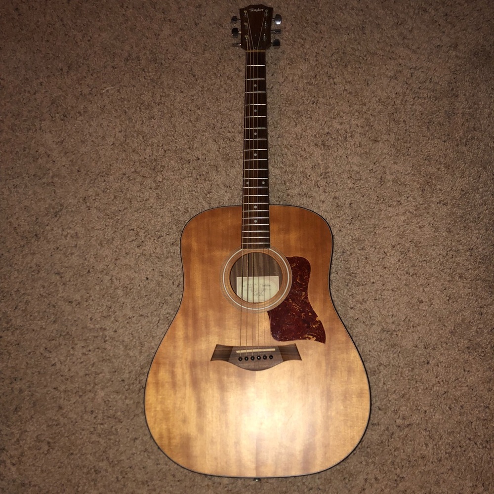 TAYLOR 110 GUITAR